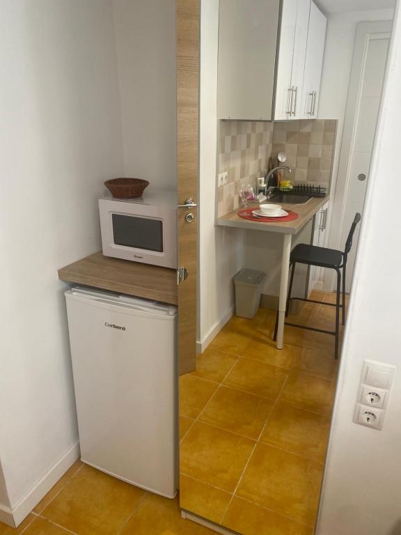 Kuchyň nebo kuchyňský kout v ubytování Habitaciones con baño y cocina privada