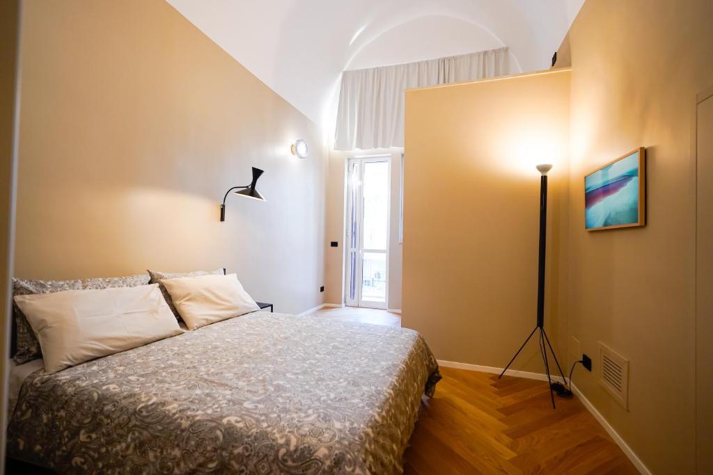 um quarto com uma cama e uma janela em Meh Luxury apartment city centre Bari em Bari