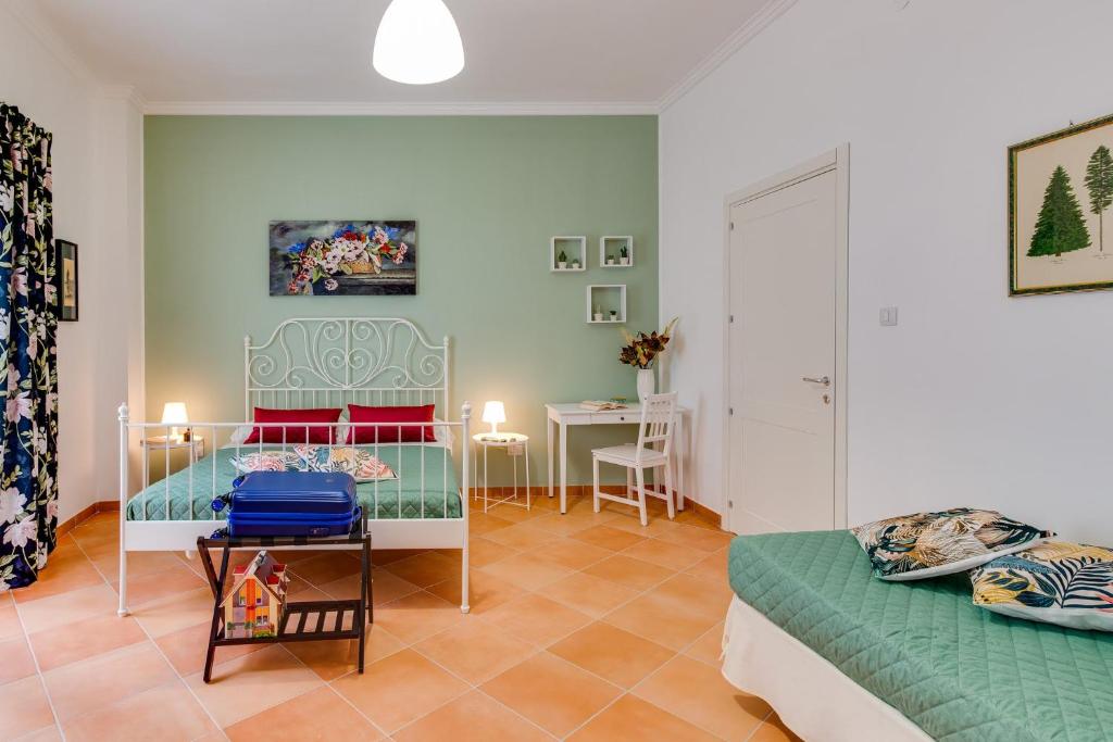 een kamer met twee bedden en een tafel erin bij Namuri Rooms in Sciacca