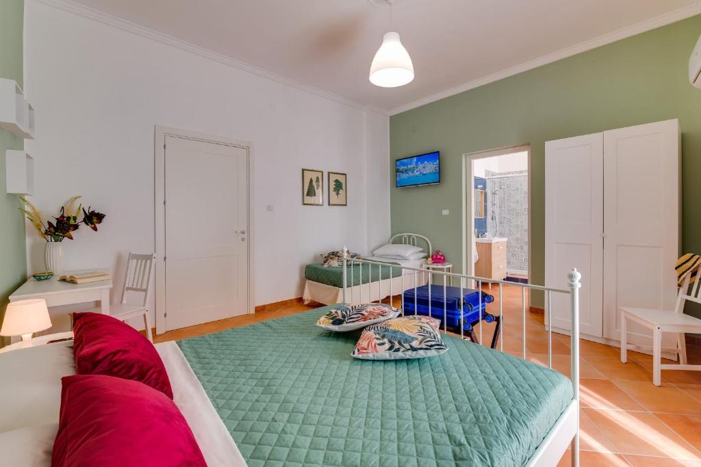 Postel nebo postele na pokoji v ubytování Namuri Rooms