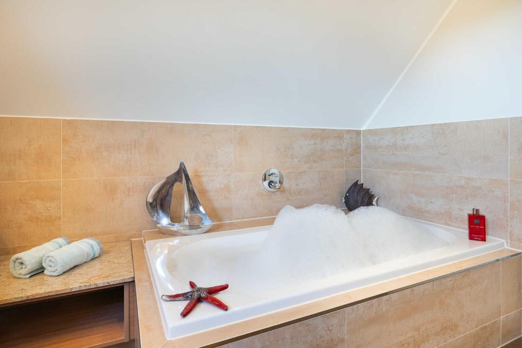 Koupelna v ubytování Ferienhaus Strandgut - Reetdachhaus in Strandnähe