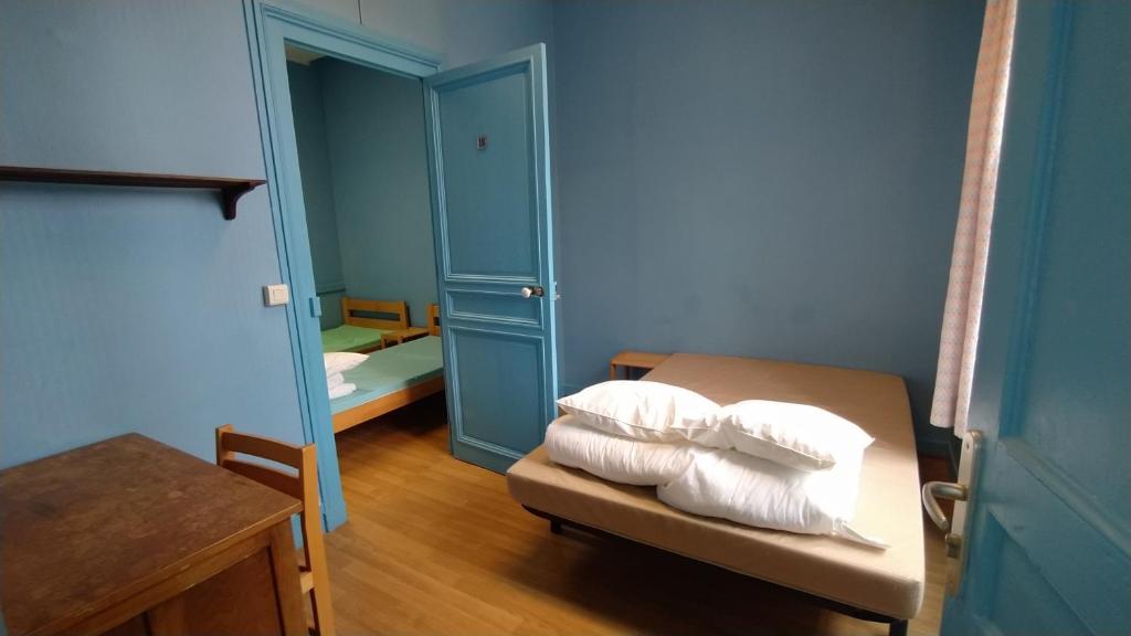 Postel nebo postele na pokoji v ubytování Logis des Grands Chapeaux