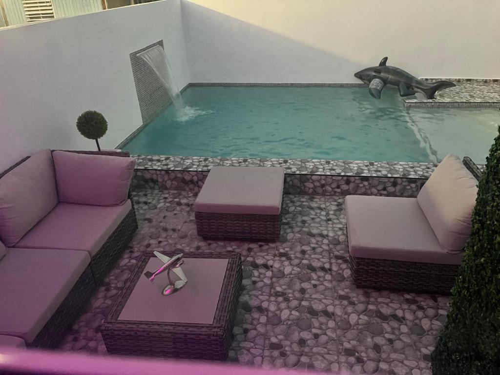圣胡安Satisfaction的一个带沙发和鲨鱼的游泳池