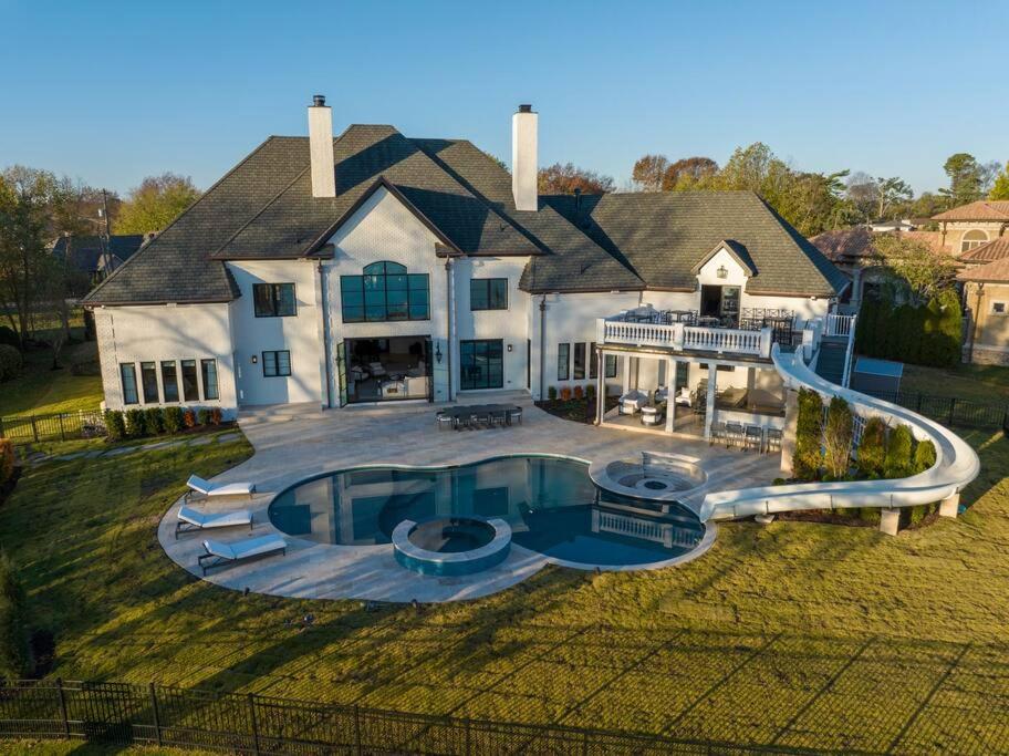 New Mansion, water slide & wine cellar sleeps 22, Hendersonville