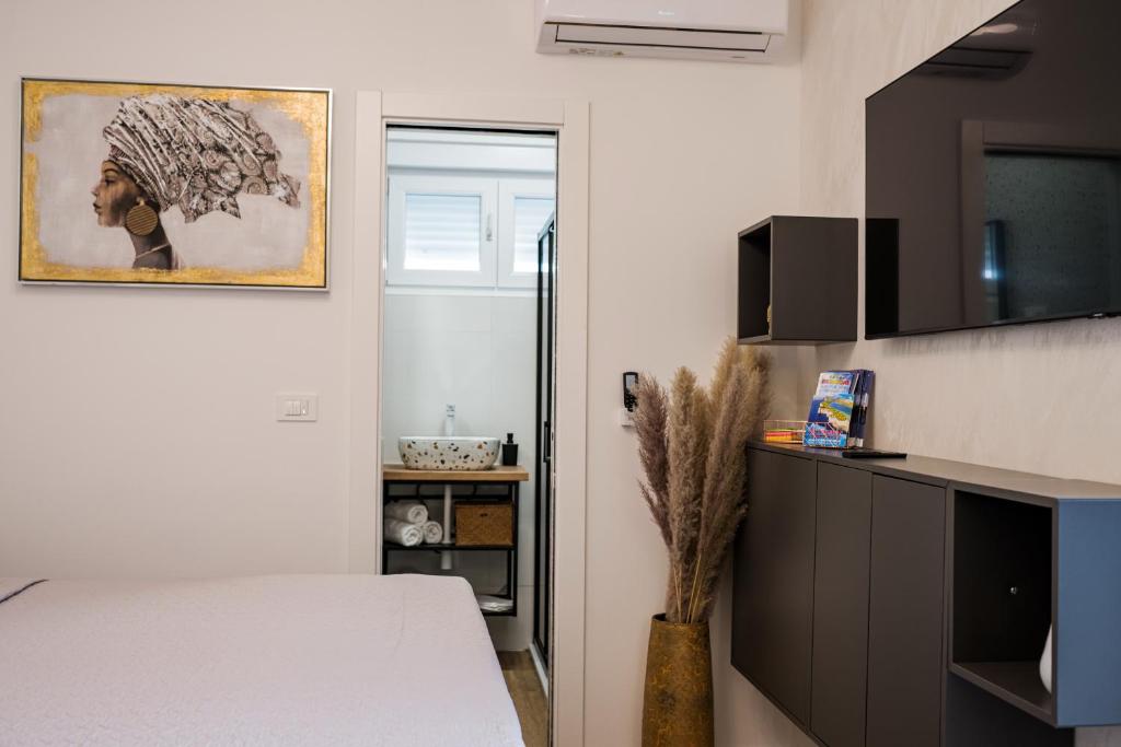 Televízia a/alebo spoločenská miestnosť v ubytovaní Luxury Studio Apartment with Terrace