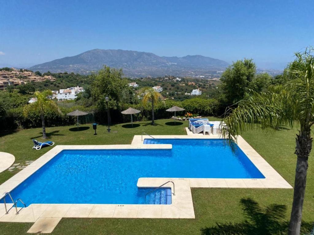 una gran piscina en un patio con un complejo en Socrates Holiday Rental, La Mairena - El Soto Golf Club FREE PADEL GYM TENNIS & GOLF en Ojén