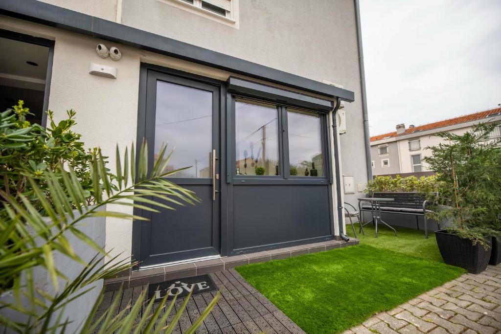 Vonkajšia záhrada v ubytovaní Luxury Studio Apartment with Terrace