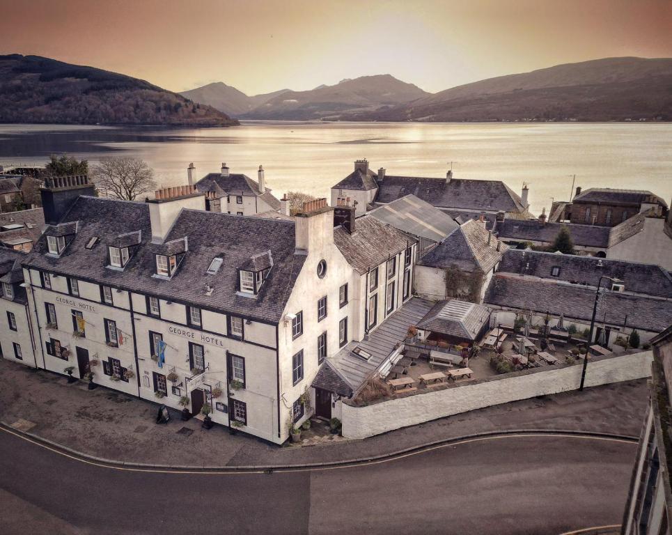 una vista aerea di un edificio vicino all'acqua di The George Hotel a Inveraray