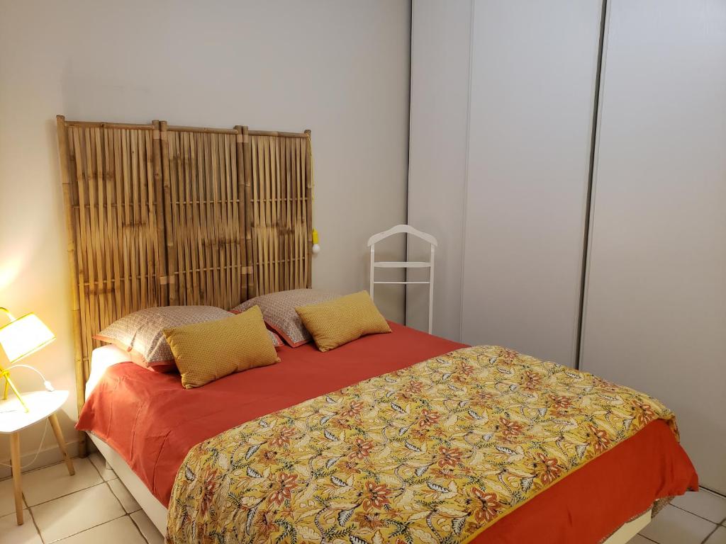 une chambre avec un lit avec deux oreillers dessus dans l'établissement Cassis centre 100 m du port place parking, à Cassis