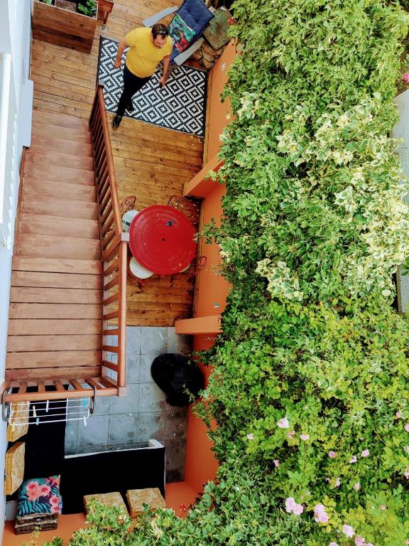 un homme assis sur un banc à côté d'une usine dans l'établissement Loueurdappart - Maison Calme Entre Mer et Commerces Tout à Pied, à La Baule