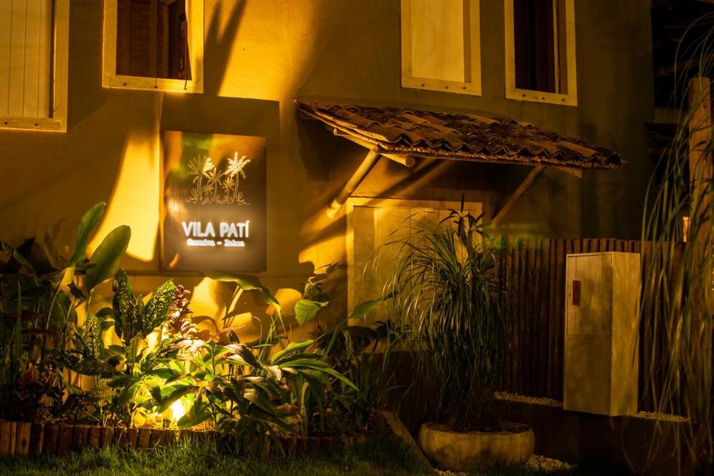 Vila Patí Caraíva في كرايفا: مبنى عليه لوحه عليه نباتات