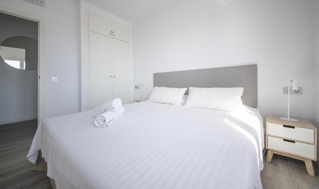 Postel nebo postele na pokoji v ubytování R143 Beachfront Apartment Dorianne