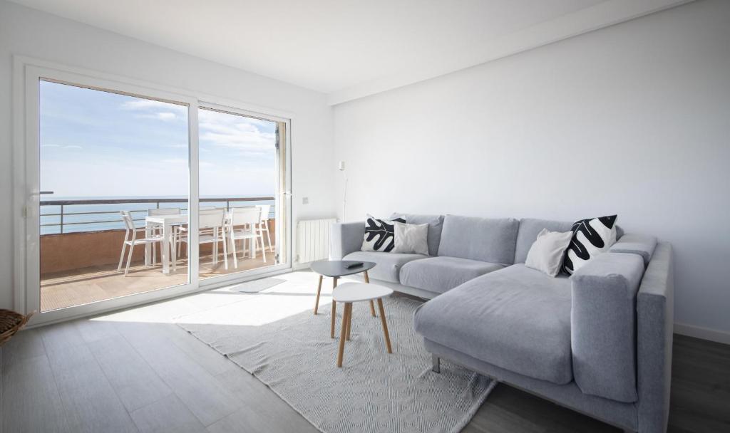 Posezení v ubytování R143 Beachfront Apartment Dorianne