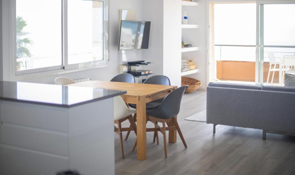 TV a/nebo společenská místnost v ubytování R143 Beachfront Apartment Dorianne