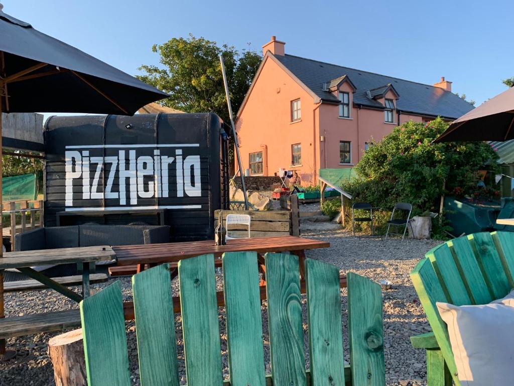 uma mesa e cadeiras em frente a uma casa em Heir Island House em Skibbereen