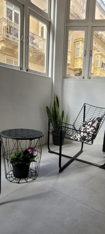 Green door Valletta - 4