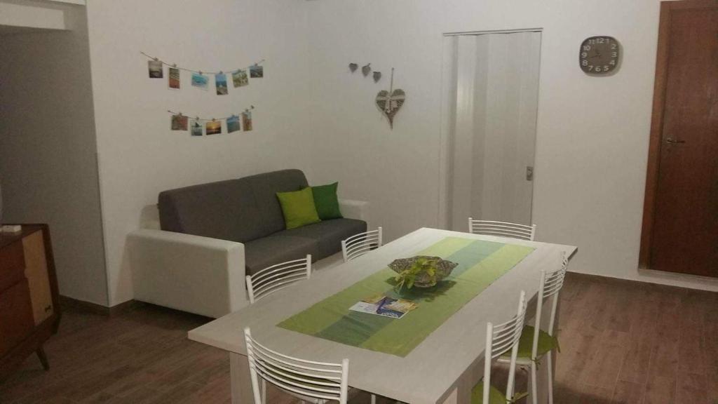 sala de estar con mesa y sofá en Il tuo nido in Salento, en Presicce