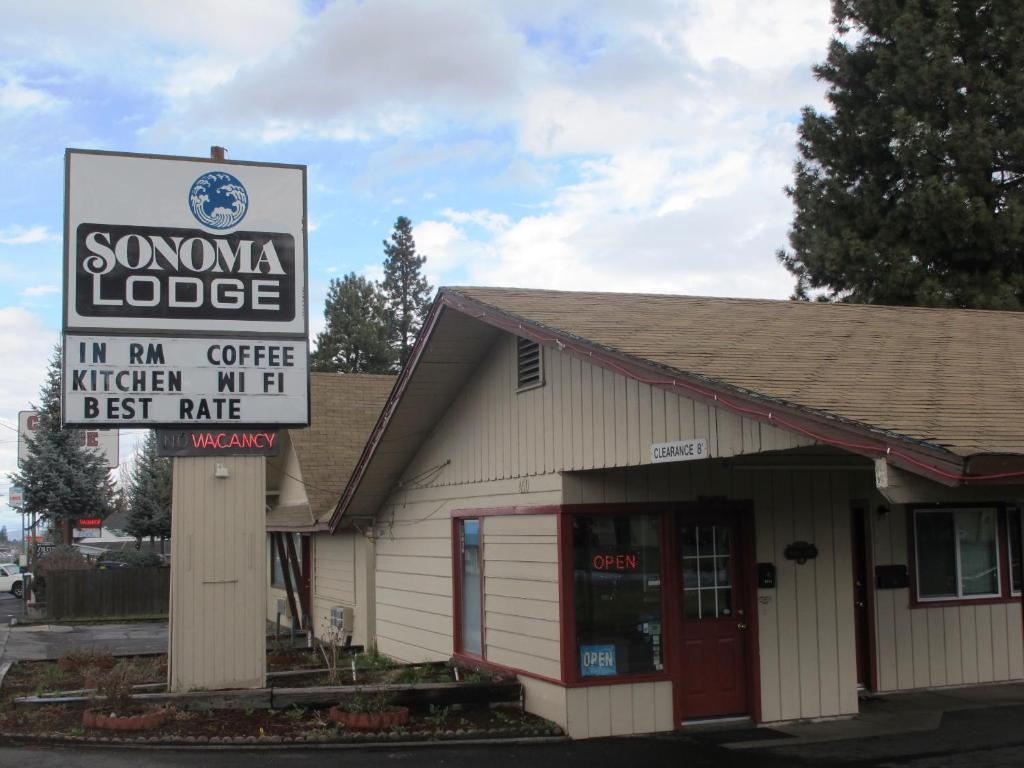 a building with a sign for a snowoma lodge at Sonoma Lodge in Bend