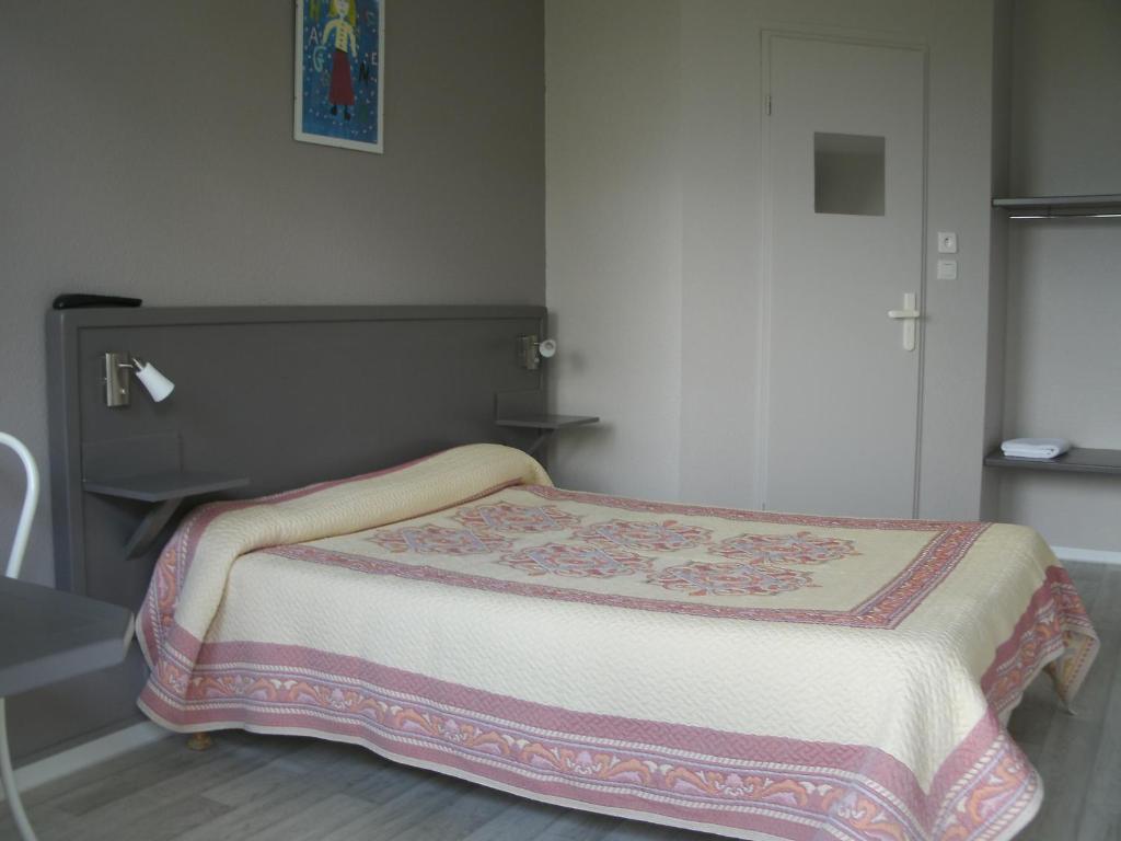 Una cama o camas en una habitación de Riv'Hotel