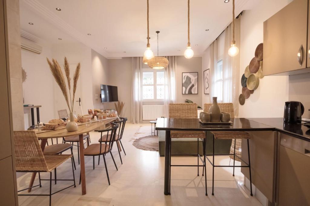 Kuchyň nebo kuchyňský kout v ubytování Villa bord de mer piscine chauffée et terrasse