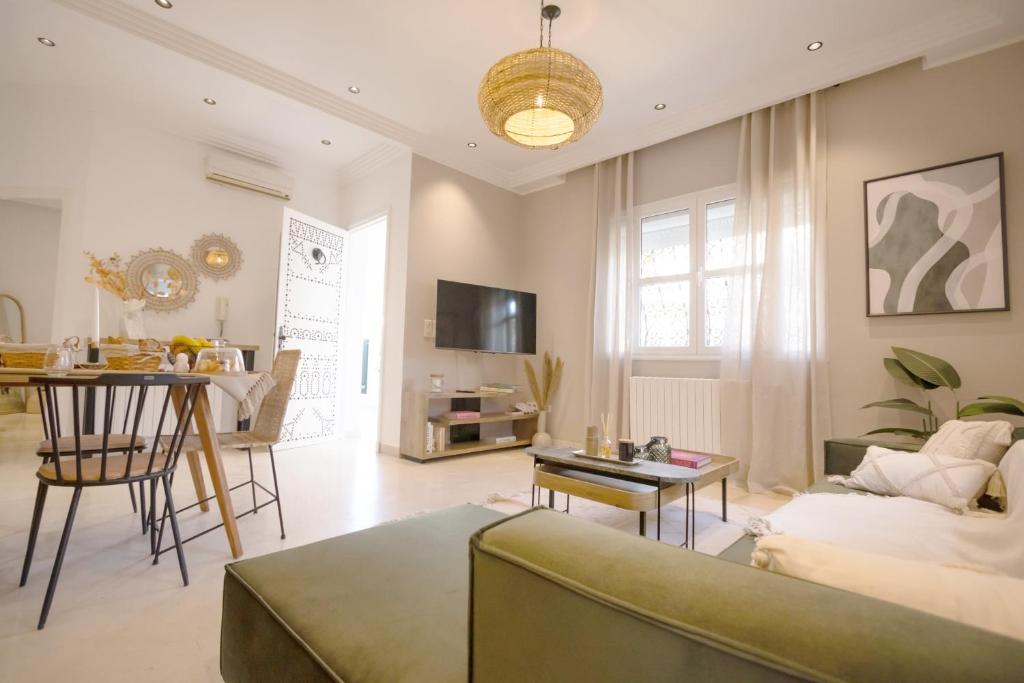 TV a/nebo společenská místnost v ubytování Villa bord de mer piscine chauffée et terrasse