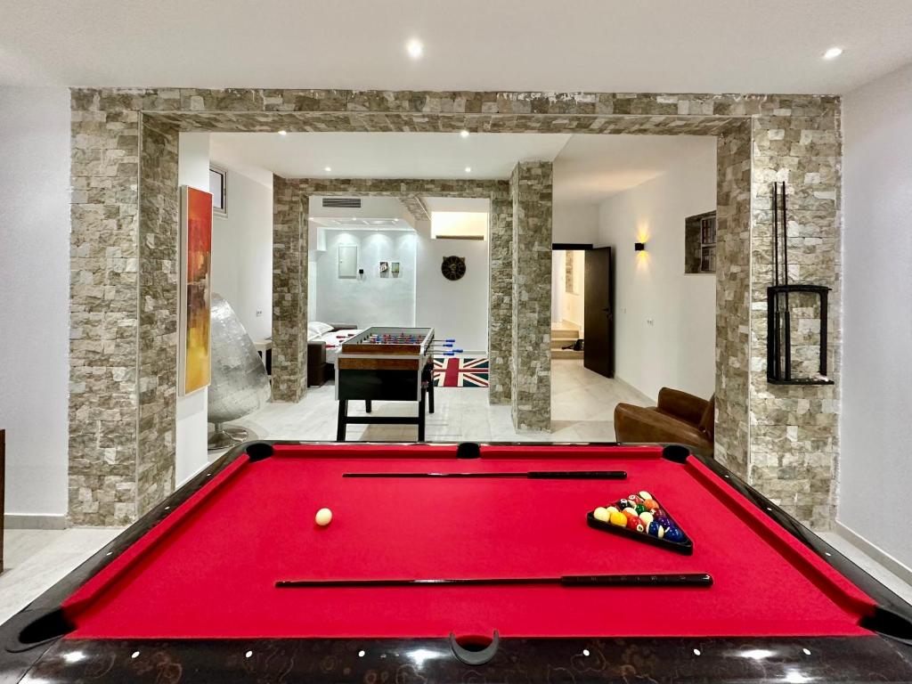 迦瑪特的住宿－Gammarth Touristique piscine commune bord de mer，客厅里一张红色的台球桌