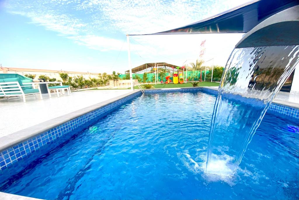Bazén v ubytování Luxury Farm with Swimming Pool and BBQ nebo v jeho okolí