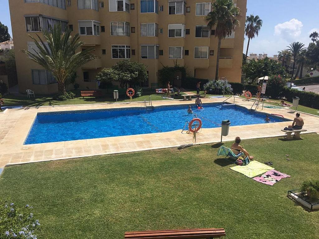 Bazén v ubytovaní FRENTE A LA PLAYA. VISTAS AL MAR. LA CALA DE MIJAS alebo v jeho blízkosti