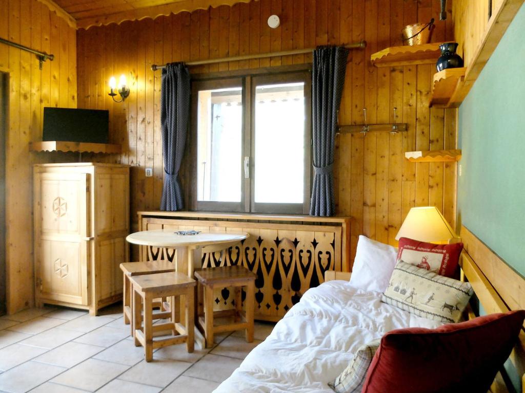 a bedroom with a bed and a table and a window at Studio Tignes, 1 pièce, 4 personnes - FR-1-502-353 in Tignes