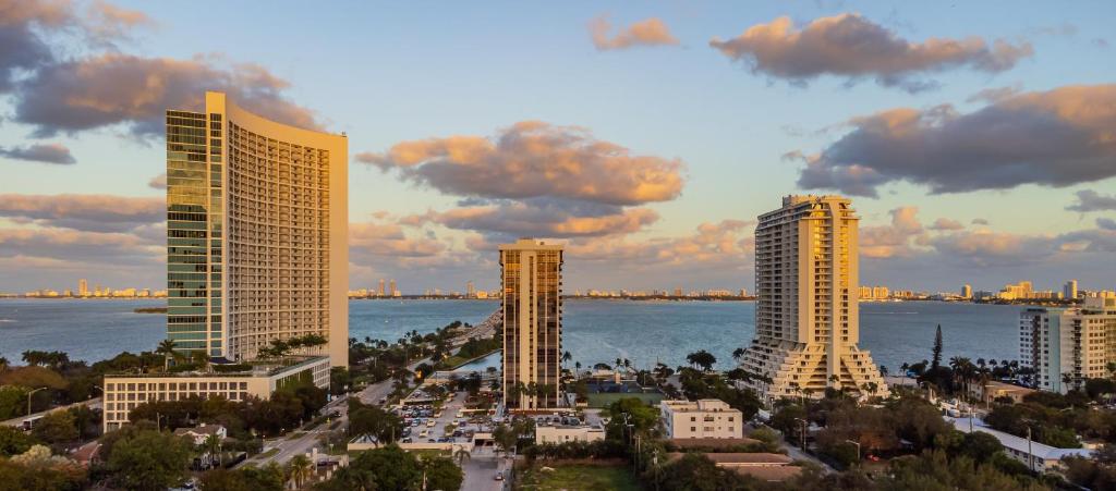 Nespecifikovaný výhled na destinaci Miami nebo výhled na město při pohledu z motelu