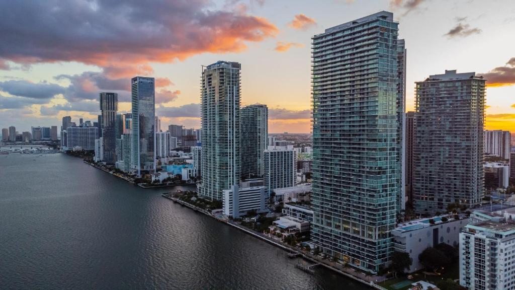 Nespecifikovaný výhled na destinaci Miami nebo výhled na město při pohledu z motelu