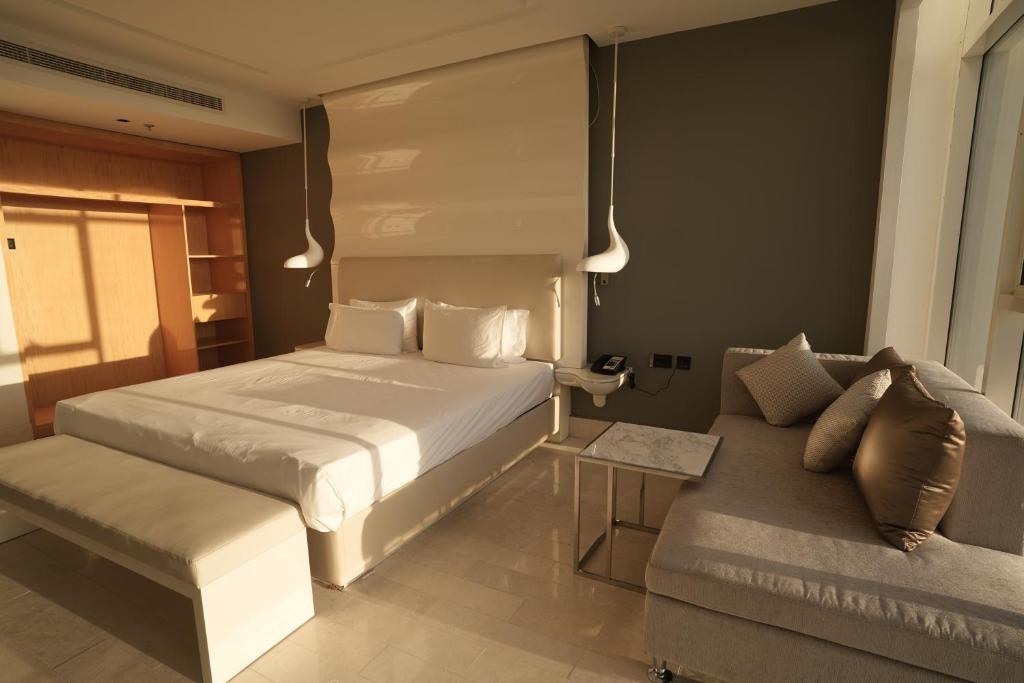 Postel nebo postele na pokoji v ubytování Alberni Jabal Hafeet Hotel Al Ain