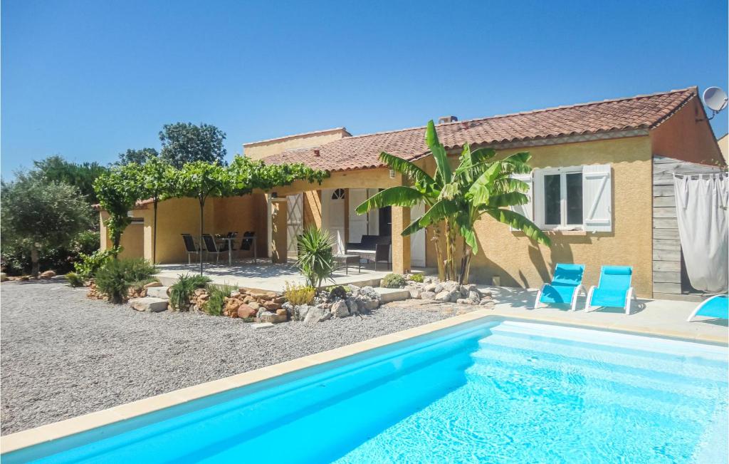 une villa avec une piscine en face d'une maison dans l'établissement Stunning Home In Salles Daude With Wifi, à Salles-d'Aude