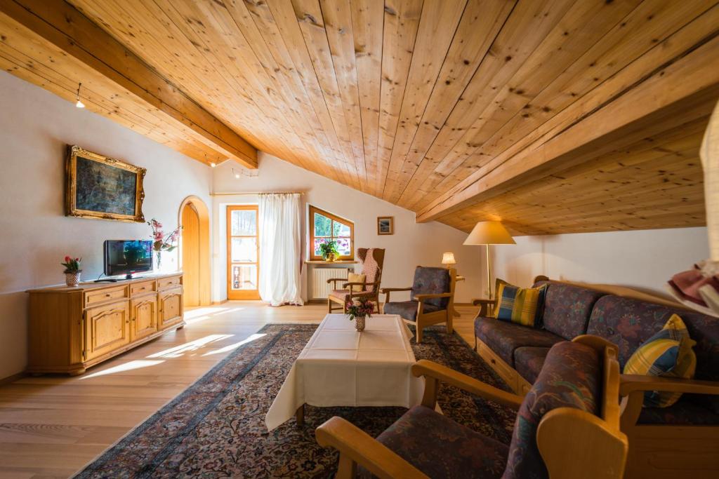 TV a/nebo společenská místnost v ubytování Aparthotel Fackler