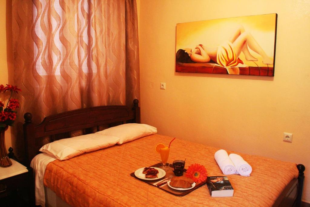 pokój hotelowy z łóżkiem z tacą z jedzeniem w obiekcie Porofarago w mieście Epanochori