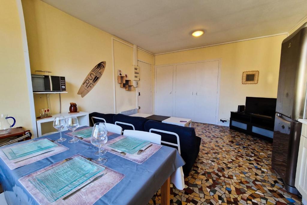 soggiorno con tavolo e bicchieri da vino di #EX Le Vercors T3 for 4 close to GEM and train station a Grenoble
