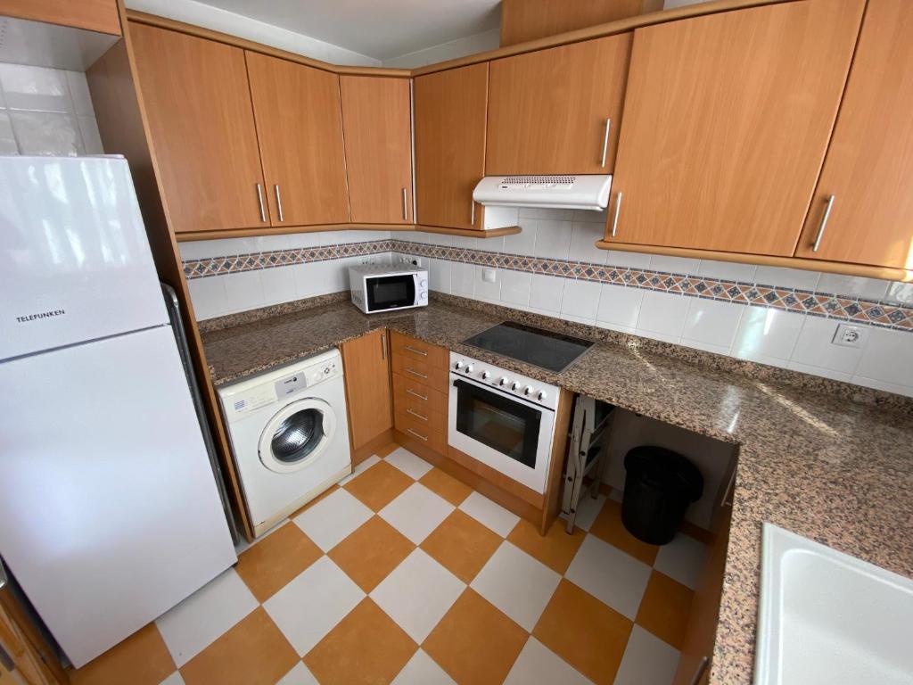 A kitchen or kitchenette at Adosados Palm Beach Altamar