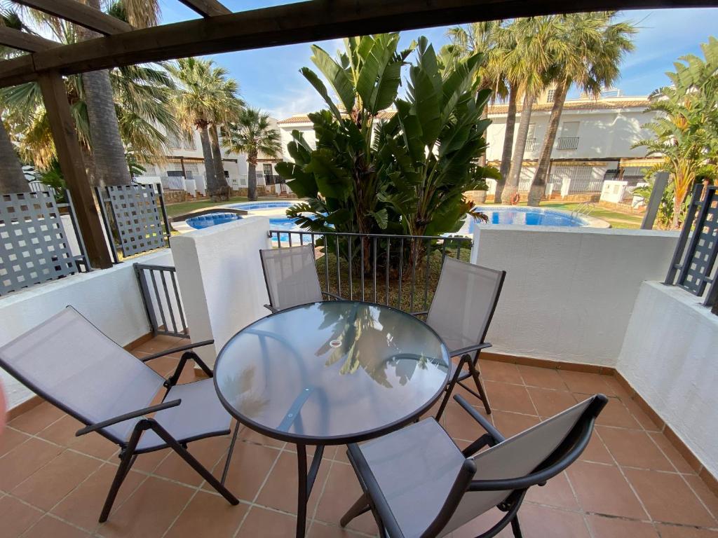 The swimming pool at or close to Adosados Palm Beach Altamar
