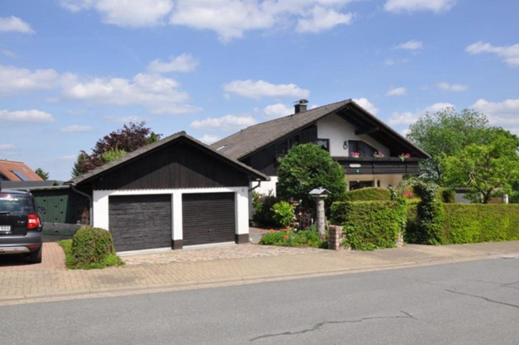 een huis met een auto ervoor geparkeerd bij Harzhaus Rauch in Braunlage