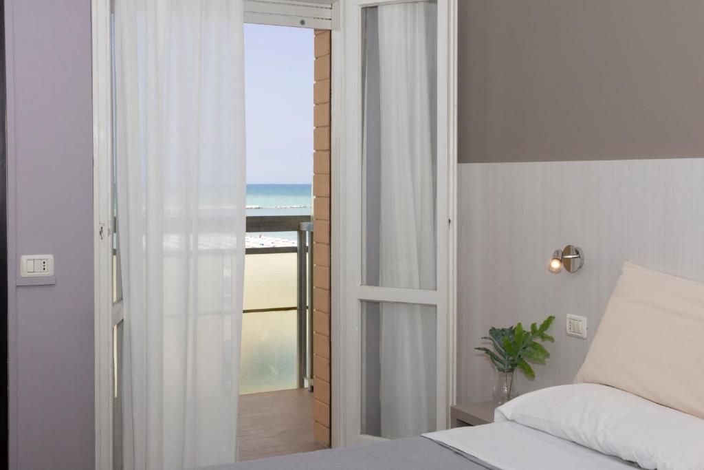Postel nebo postele na pokoji v ubytování Bikini Tropicana Family Hotel