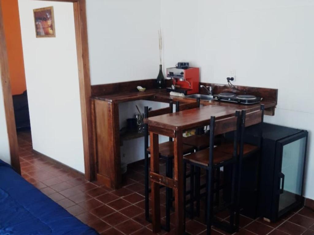 cocina con mesa de madera y taburetes en Magna en El Chalten
