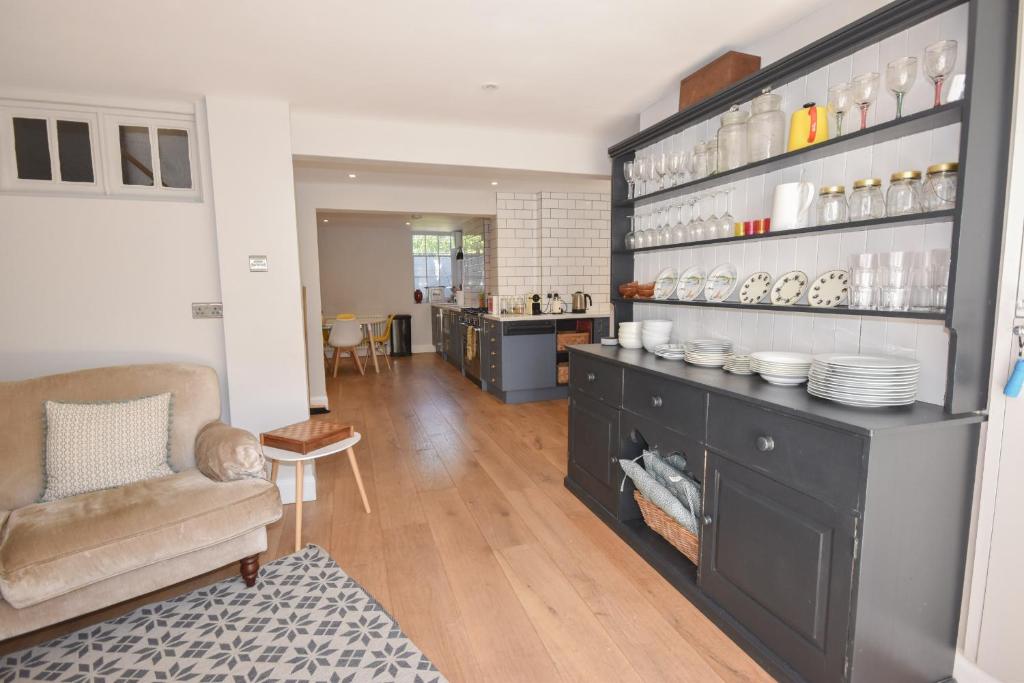 Kuchyň nebo kuchyňský kout v ubytování Arden Villa, sleeps 8, moments from the golden sandy beach of Ryde