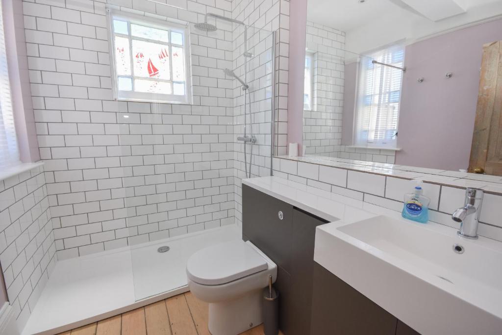 Koupelna v ubytování Arden Villa, sleeps 8, moments from the golden sandy beach of Ryde