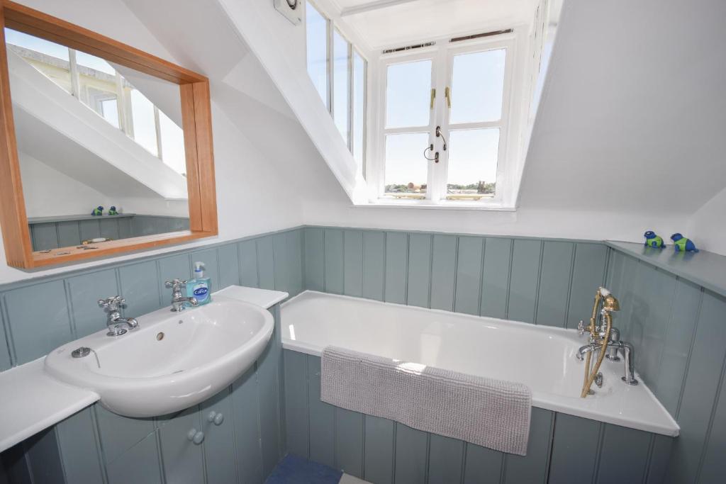 Koupelna v ubytování Arden Villa, sleeps 8, moments from the golden sandy beach of Ryde