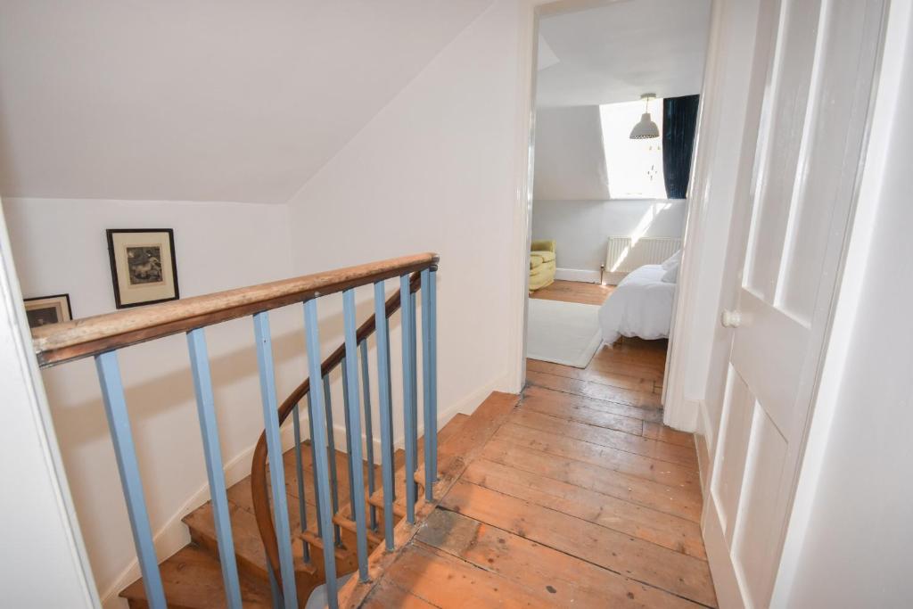 Postel nebo postele na pokoji v ubytování Arden Villa, sleeps 8, moments from the golden sandy beach of Ryde