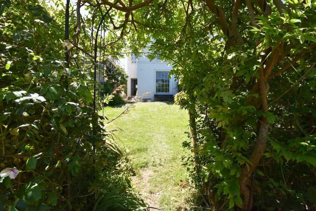 Zahrada ubytování Arden Villa, sleeps 8, moments from the golden sandy beach of Ryde