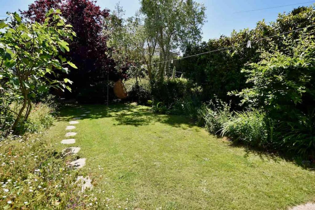 Zahrada ubytování Arden Villa, sleeps 8, moments from the golden sandy beach of Ryde