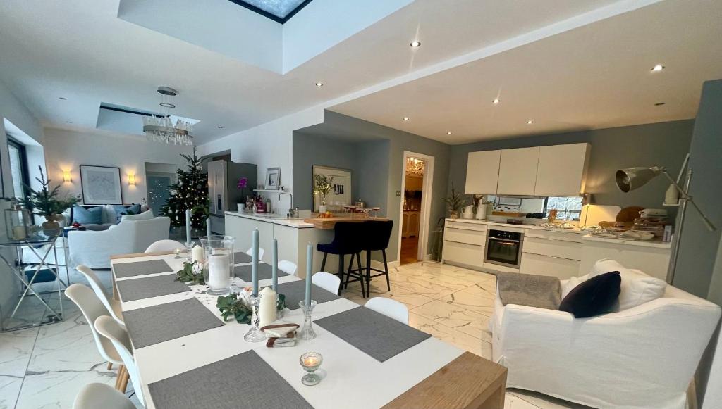 GOLF OPEN HOYLAKE 3km Double bedroom Lynwood House, heated indoor pool in , West Kirby, Wirral