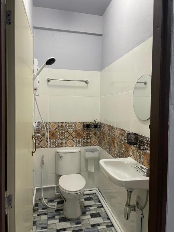 a bathroom with a toilet and a sink at เส้นดี โฮสเทล Sendee Hostel in Phitsanulok