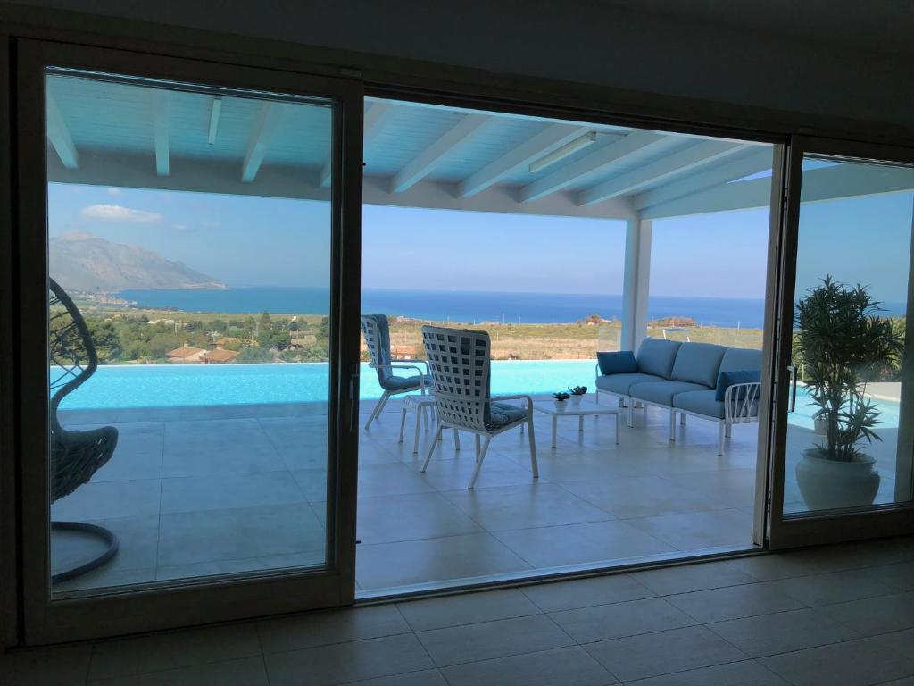 sala de estar con vistas al océano en Villa MiraScopello, en Castellammare del Golfo